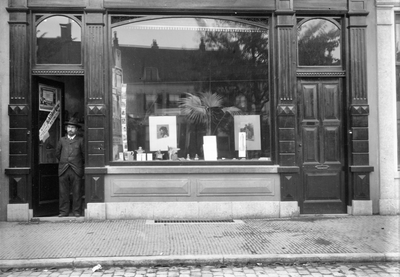 853322 Gezicht op de etalage van de Steendrukkerij Moesman (Neude 7).